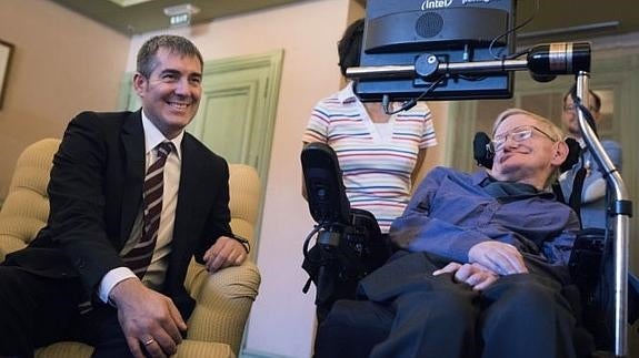 El presidente de Canarias vivita a Stephen Hawking.