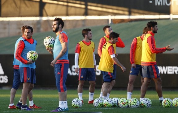 Alcácer y Álvaro Negredo, a la izquierda, en el entrenamiento. :: jesús signes