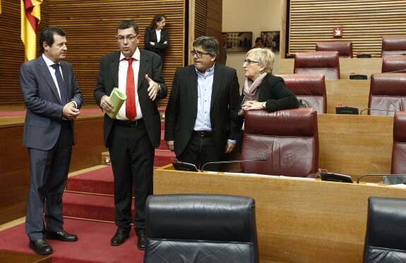 Císcar (PP), habla con el presidente de Les Corts, Enric Morera, y con los socialistas Alfred Boix y Ana Barceló. :: JESÚS SIGNES