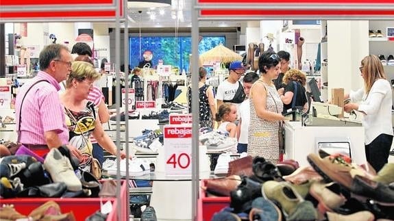 Clientes en el interior de un establecimiento comercial.