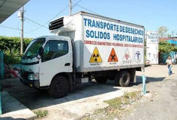 Un vehículo que transporta materiales peligrosos como los que acogerá la planta de Guadassuar. :: lp