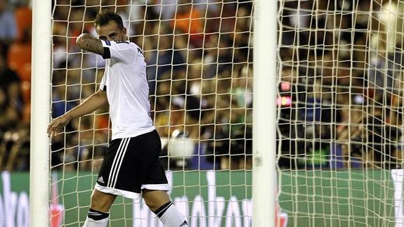 Alcácer lamenta una ocasión fallada ante el Zenit en el partido de Champions en Mestalla.