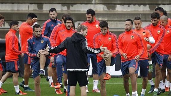 Negredo, en el palco durante el partido ante el Málaga.