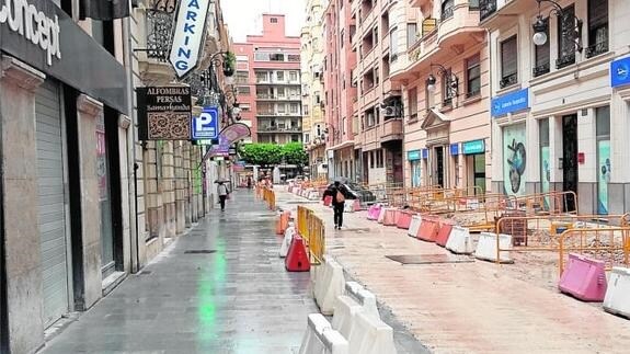 Una de las aceras de la calle Pizarro ya terminada, en una imagen de esta semana.