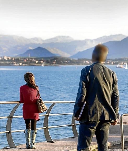 Ana pasea por la playa de Los Peligros, en Santander, junto a su escolta. La acompaña desde que a su ex le conceden permisos.