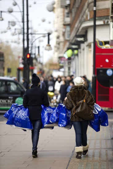 Dos mujeres de compras.