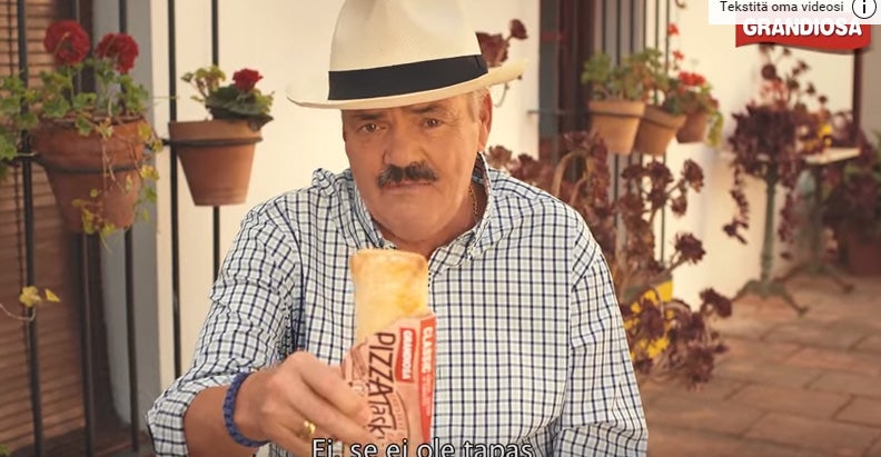 El 'risitas' promocionando una pizza de bolsillo en Finlandia.