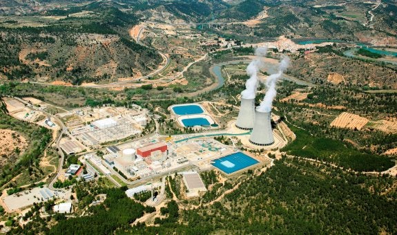 Imagen aérea de la central, con sus dos torres humeantes.:: Iberdrola