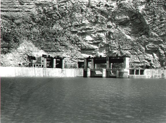 PRIMER SALTO
Construcción de la central del Molinar, la primera en el Júcar. :: IBERDROLA