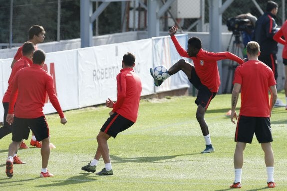 Thomas Partey controla el balón durante un entrenamiento. :: EFE/Juan Carlos Hidalgo
