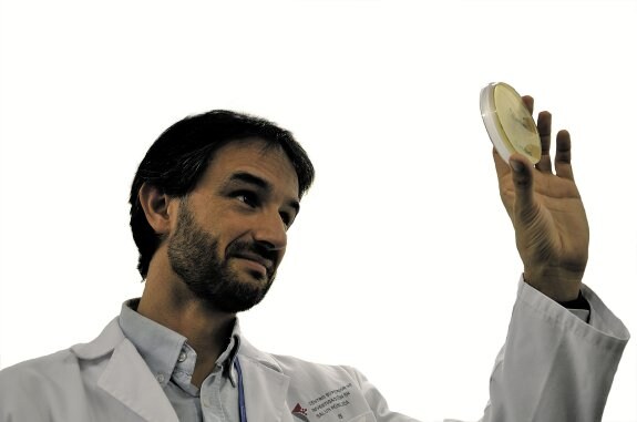 Alejandro Mira, responsable del proyecto científico para poner fin a la caries. :: LP