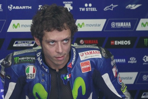 Rossi, en su box del circuito de Sepang. :: efe/epa/fazry ismail