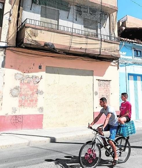 Un edificio tapado en el Cabanyal.