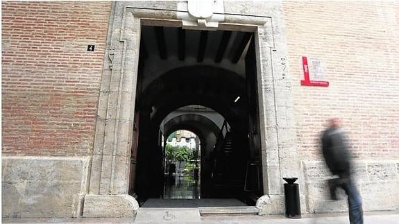 Puerta princpal del Palacio de Pineda, sede de la Universidad Menéndez Pelayo en Valencia.