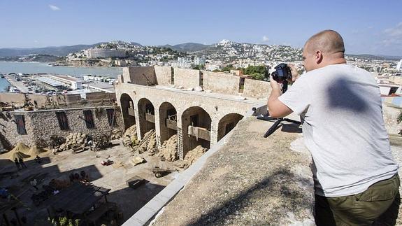 Un turista hace una fotografía de la zona de Peñíscola que acoge el rodaje de la serie.