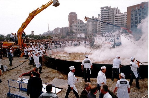 Galbis cocinó en el cauce del Turia las paellas más grandes del mundo, en 1992 y 2001.:: lp