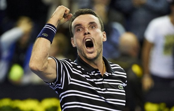 El castellonense Roberto Bautista celebra con rabia su pase a la final del Open de Tenis de Valencia. :: open de tenis