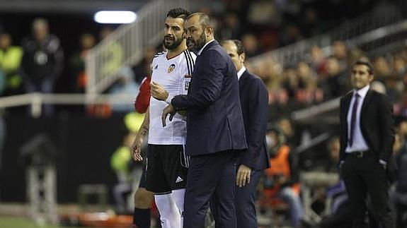 Negredo atiende las indicaciones de Nuno. 