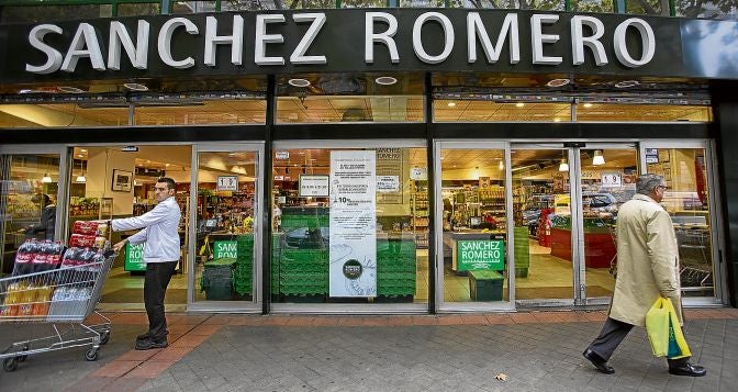 Entrada al supermercado de Sánchez romero, en el Paseo de la Castellana, a un kilómetro del Santiago Bernabéu.