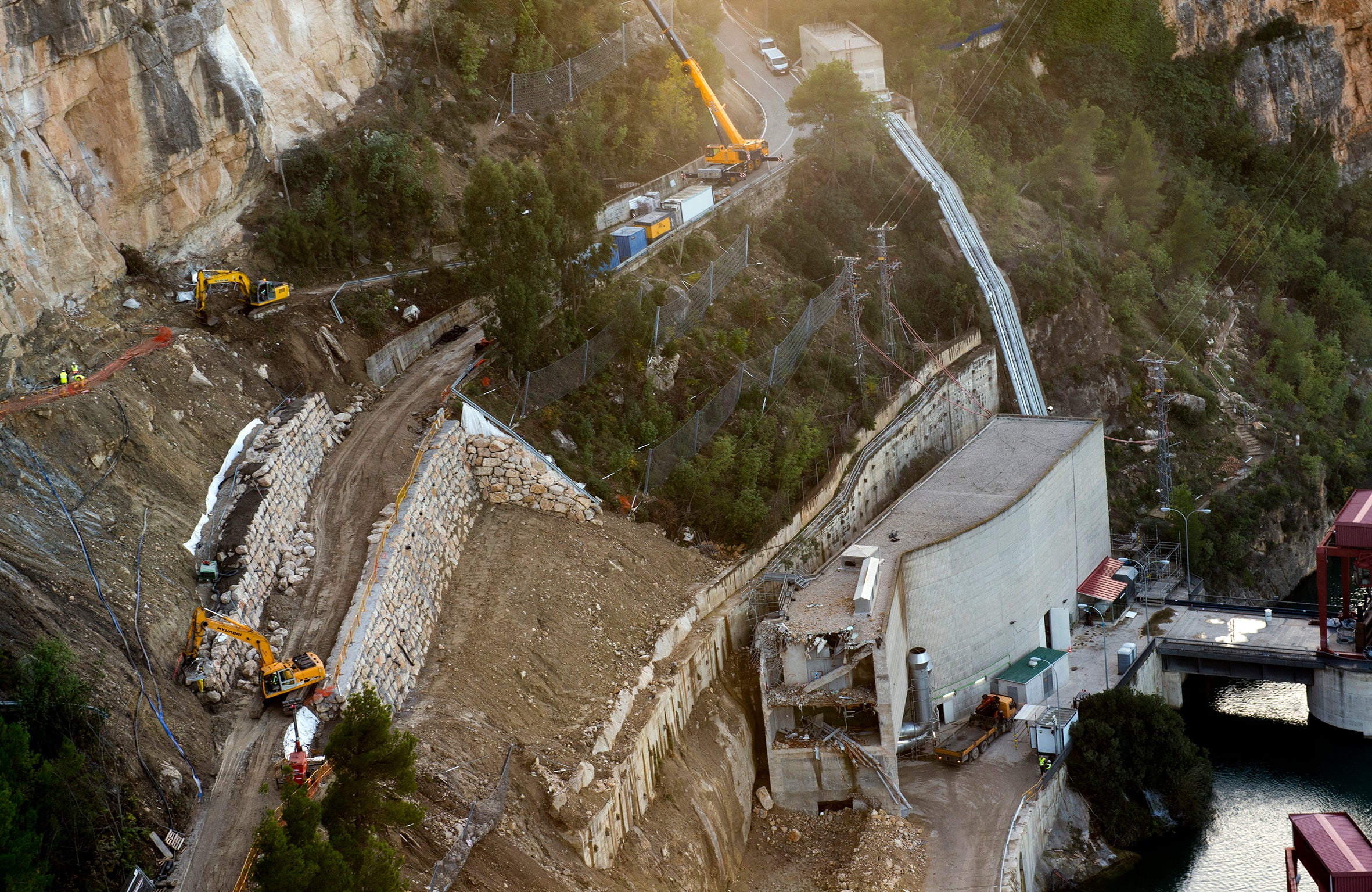 Trabajos de consolidación de la ladera en Cortes. 