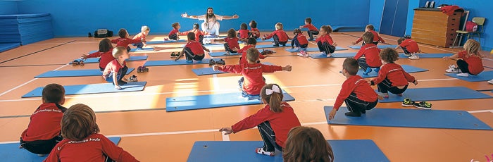 Los alumnos d cuatro años del colegio alicantino Santo Domingo Savio, en Petrer, en plena postura del cuervo.