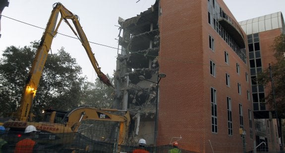En apenas un día de trabajo, la máquina hizo desaparecer parte de la fachada lateral. :: j. j. monzó