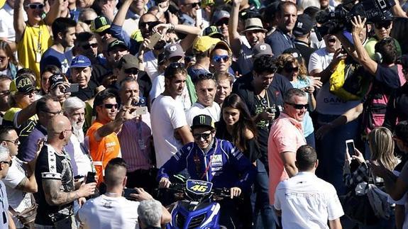 Rossi avanza entre los aficionados en el circuito de Cheste.