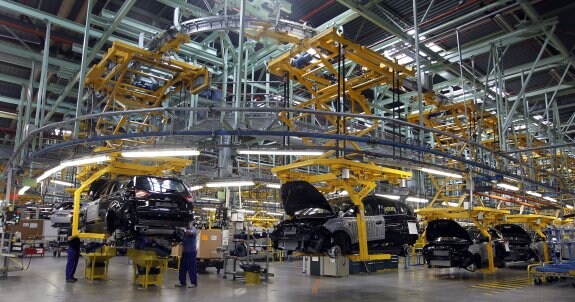 Trabajadores en el interior de la factoría de la multinacional Ford en Almussafes, que visitó esta semana su presidente europeo, Jim Farley.  :: juanjo monzó