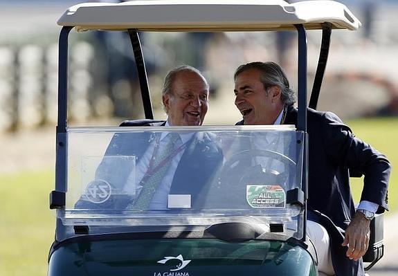 El Rey emérito Juan Carlos, junto al excampeón del mundo de rallys, Carlos Sainz.