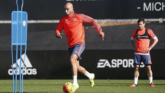 Abdennour, con el balón, en el entrenamiento de hoy.