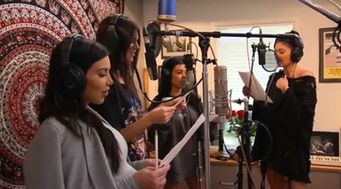 Las Kardashian felicitan a su madre cantando