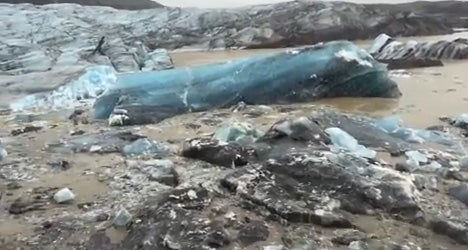 Un iceberg desprendimiento de un glaciar en Svinafellsjokull, Islandia.