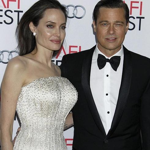 Angelina Jolie posa junto a su marido, Brad Pitt, a su llegada al preestreno mundial de su nueva película 'Frente al Mar' en Hollywood.