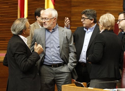 Mata charla con Montiel en Les Corts en un receso. :: jesús sánchez signes