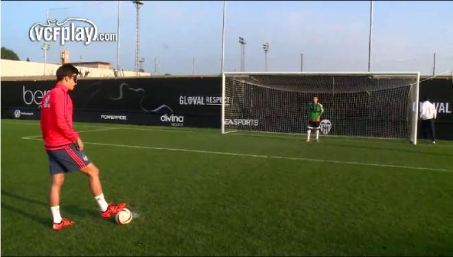 Santi Mina practicando el fútbol de los deficientes visuales de la ONCE. 