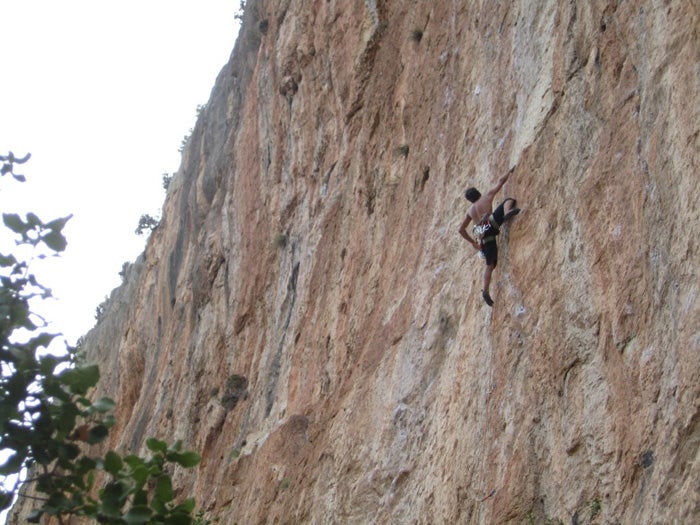 Escalador en uno de los sectores de Chulilla.