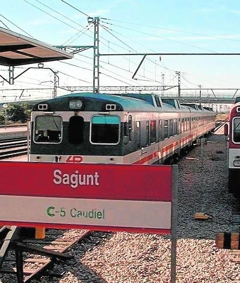 Dos trenes en la estación de Sagunto.