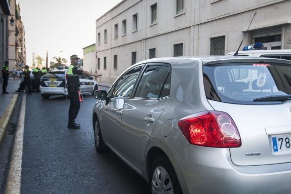 Control de la Policía Local en una calle del centro. :: jesús montañana