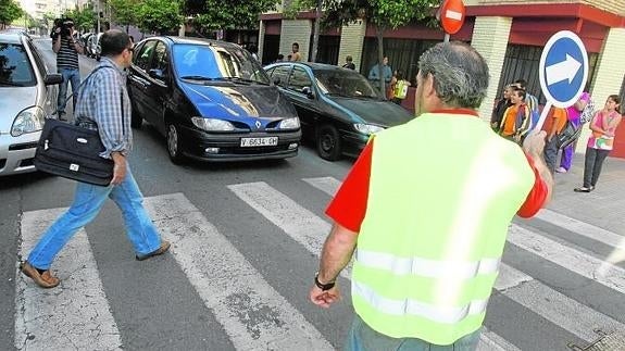 Un trabajador cumple con su trabajo en beneficio de la comunidad.