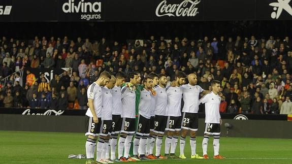 Homenaje a las víctimas y un intenso cacheo