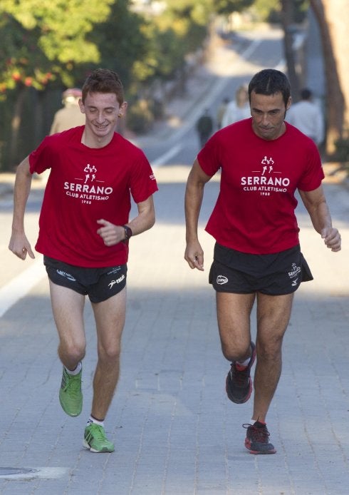 Hermano mayor. Jairo calienta junto a David Serrano, que es una especie de hermano mayor para él.