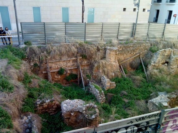 Los restos romanos abandonados en el solar. :: lp