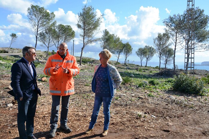 El biólogo municipal, Ignasi Astor,  explicando los trabajos realizados en el Montgó.