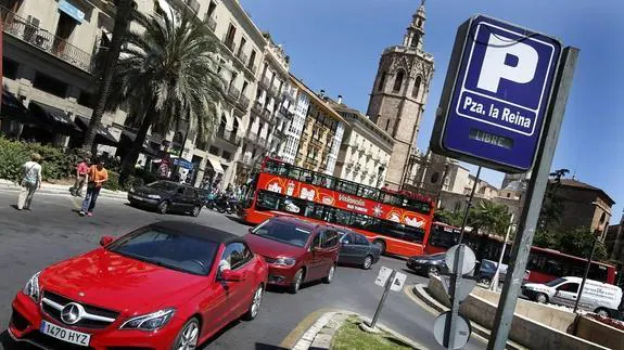 Acceso al aparcamiento de la plaza de la Reina, en una imagen de este verano.