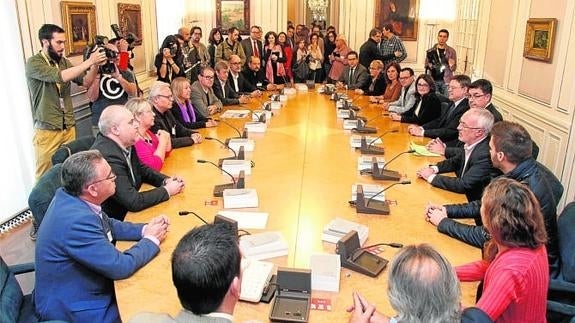 Entrega del informe de los académicos a las autoridades públicas valencianas, en Les Corts.