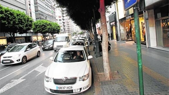 Parada de taxis en la calle Colón, pendiente de traslado cuando se haga el carril bici.