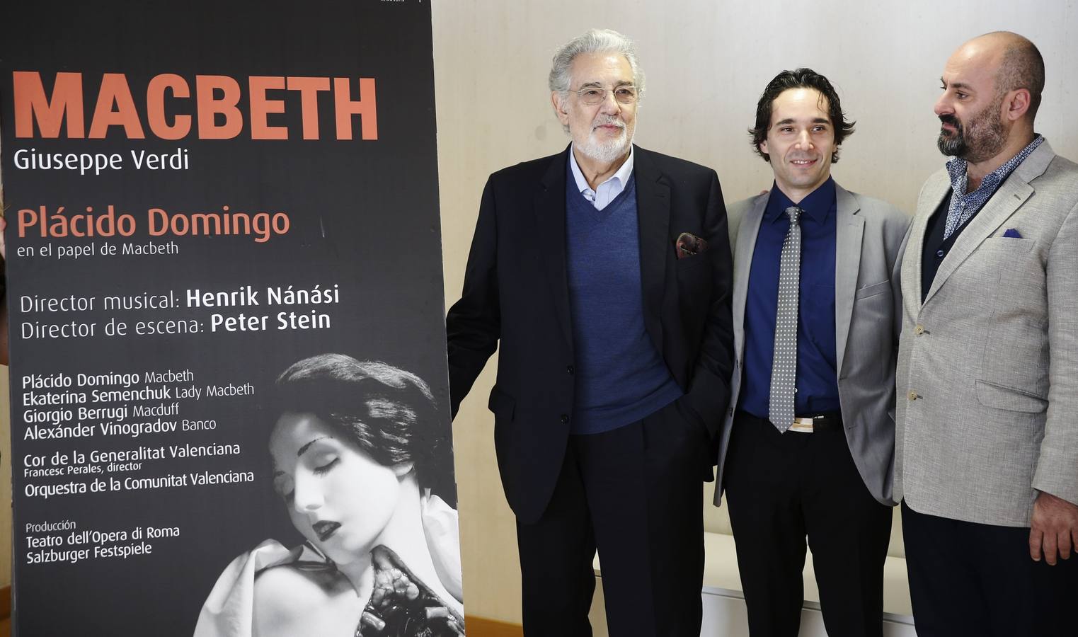 El cantante junto al cartel de 'Macbeth'.