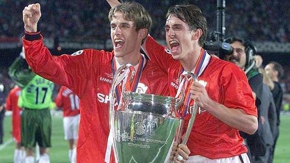 Phil y Gary Neville, con la Champions League. EFE