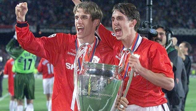 Phil (izquierda) y Gary Neville, en la celebración de la Champions en el Camp Nou.