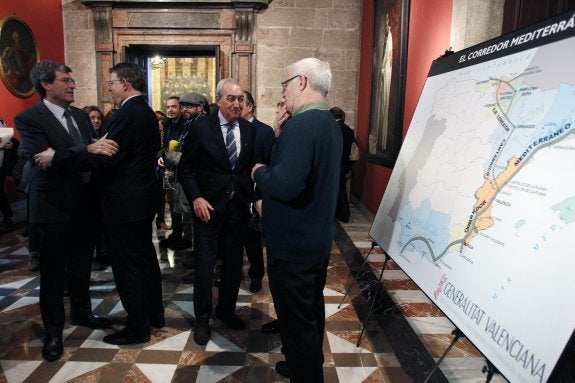 Aurelio Martínez, Ximo Puig, Federico Félix y Joan Ribó, ayer, en el acto sobre el corredor. :: irene marsilla